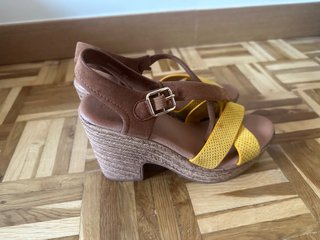 Sandalias cuña piel marrón y amarillo T.38