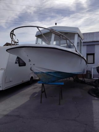Barco gabinado motor intraborda Diesel