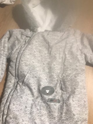 Buzo de bebé gris con capucha