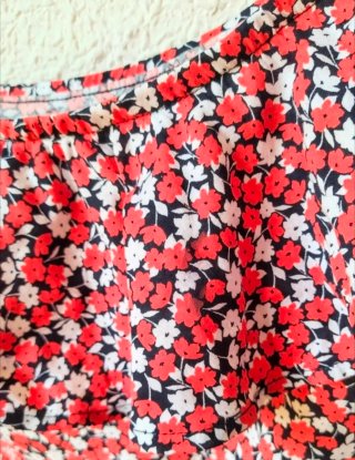 Blusa H&M un hombro floral Talla S