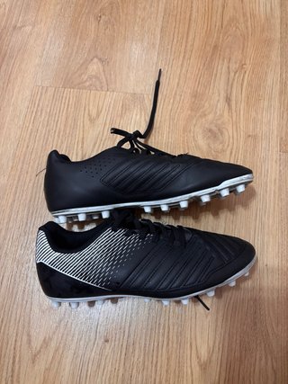 Zapatillas de fútbol negras y blancas