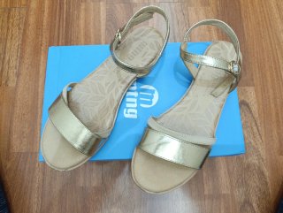 Sandalias Mting Doradas Tacón Bajo