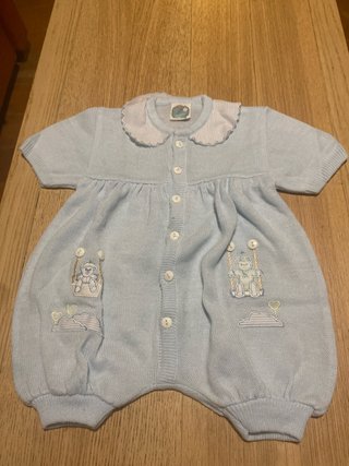 Traje de bebé azul tejido