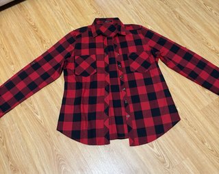 Camisa de cuadros roja y negra