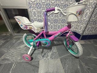 Bicicleta infantil rosa con ruedines