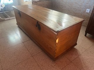 Baúl de madera antiguo