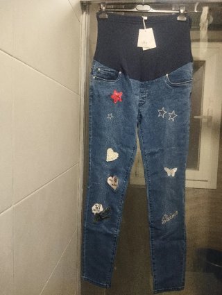 Pantalones premamá alla vaqueros con parches