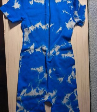 Mono deportivo tie-dye azul y blanco