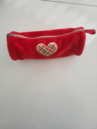 Estuche de peluche rojo con corazón