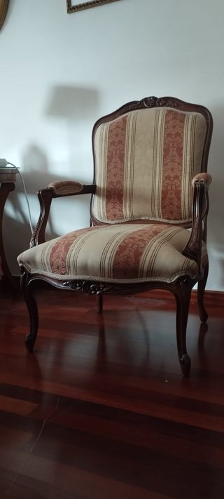 Sillón Clásico de Madera y Tapicería
