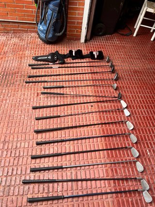 Set di mazze da golf con carrello.