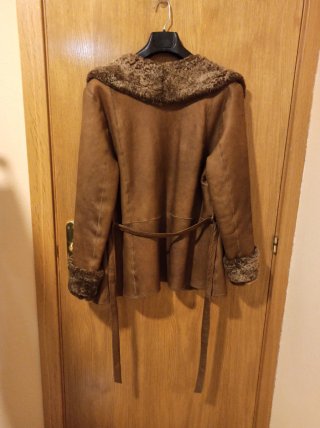 Chaquetón de piel marrón.
