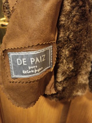 Chaquetón de piel marrón.