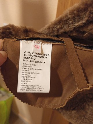 Chaquetón de piel marrón.