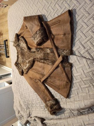 Chaquetón de piel marrón.