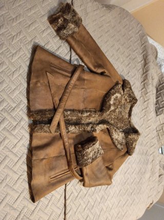 Chaquetón de piel marrón.