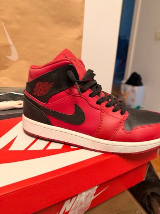 Jordan 1 Mid Rojo y Negro
