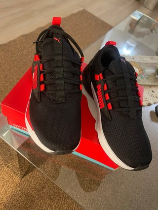 Zapatillas Puma Negras y Rojas