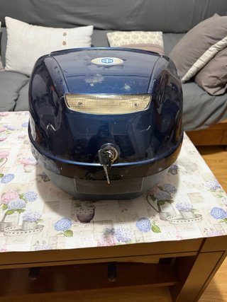 Baúl de moto azul con cerradura