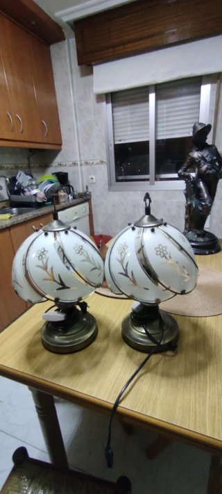Lámparas de mesa doradas y blancas