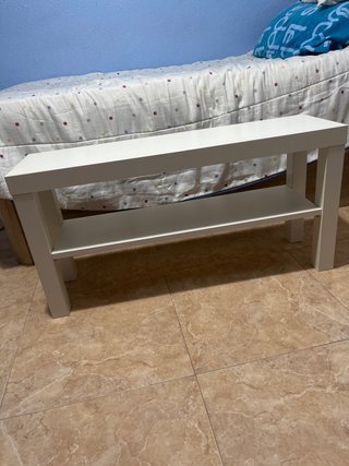 Mesa auxiliar blanca con estante