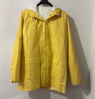 Chubasquero amarillo con capucha