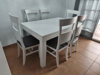 Mesa comedor extensible y 6 sillas blancas.
