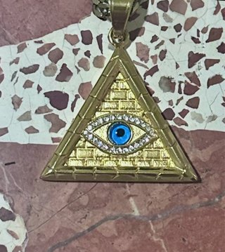 Colgante de iluminati bañado en oro 18 kilates