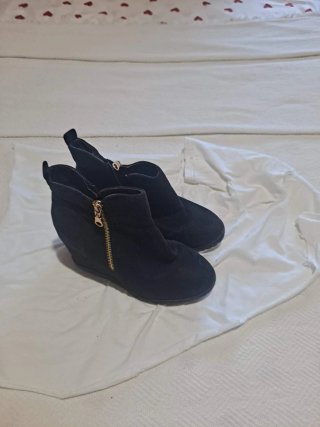 Botines Negros con Cremallera Lateral