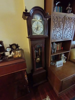 Reloj de pie antiguo de madera