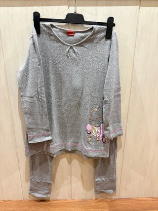 Pijama de dos piezas en color gris con estampado