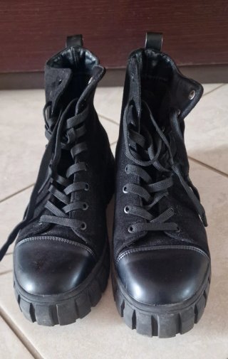 Anfibi / Sneaker alte nere con suola platform - Tg