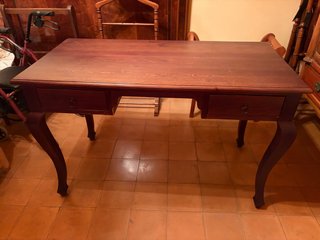 Mesa de escritorio de madera clásica