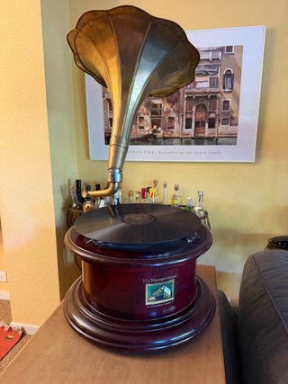 Gramófono antiguo His Master's Voice