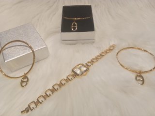 Pulsera moderna dorada con charm