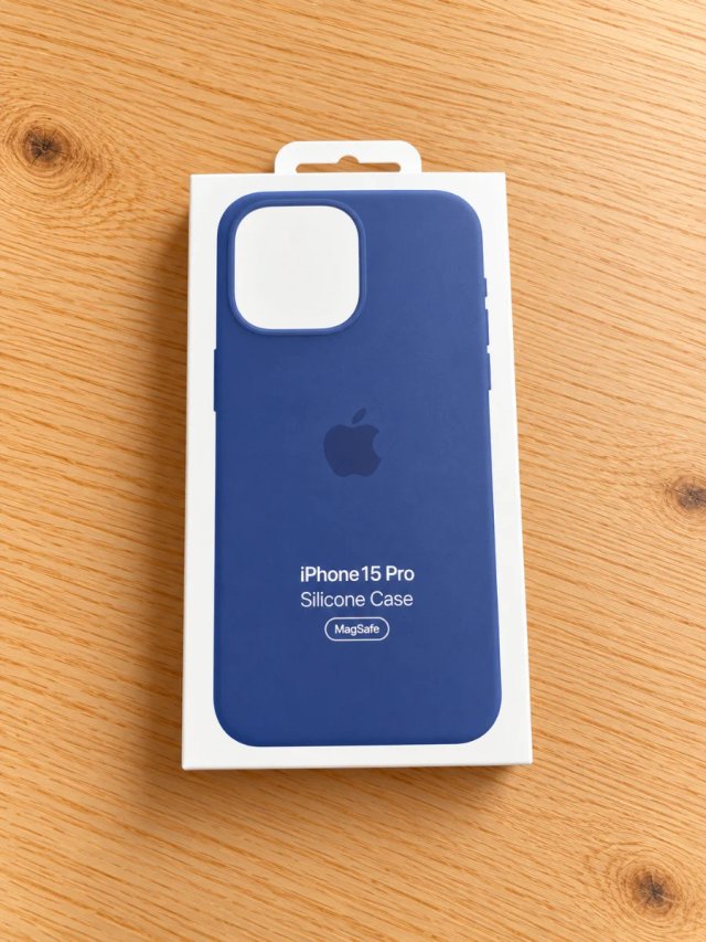 Custodia iPhone 15 Pro MagSafe in silicone blu navy