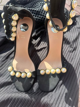 Sandalias EXÉ negras ante con perlas tacón ancho