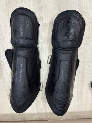 Espinilleras negras con empeine para kickboxing