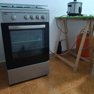 Cocina gas butano con horno Svan más 2 bombonas