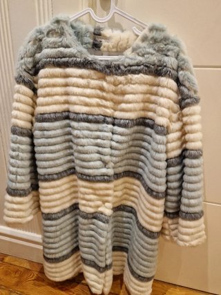 Chaquetón de pelo rayas beige y gris