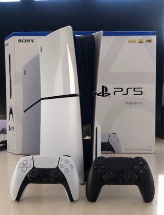 PACK PLAYSTATION 5 SLIM 1TB CON LECTOR + 2 MANDOS