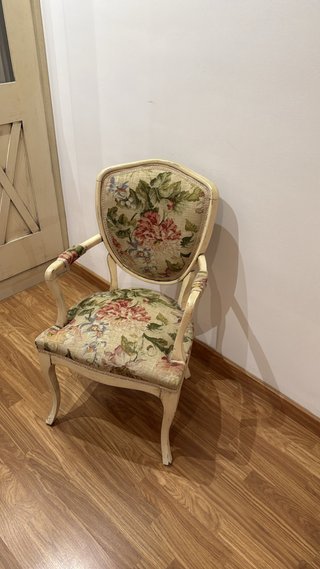 Sillón estilo Luis XV floral