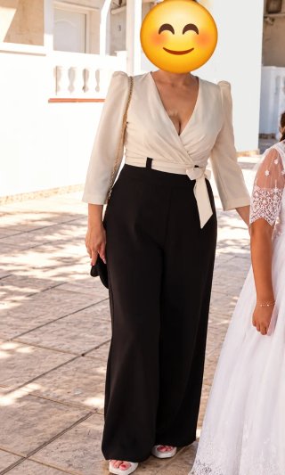 Mono elegante beige y negro