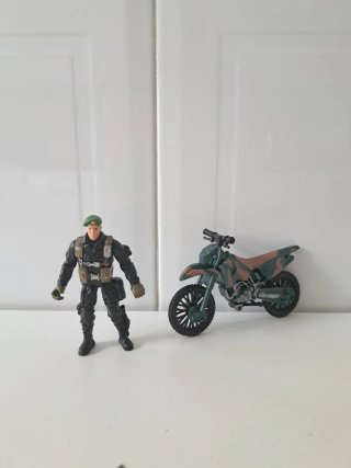 Moto militar con ametralladora y soldado.