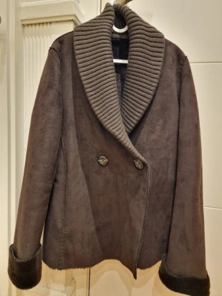 Chaquetón marrón de ante con cuello de punto