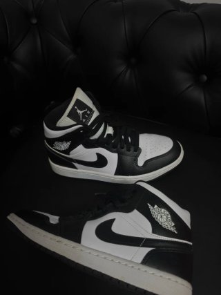 Nike Air Jordan 1 Mid Blanco y Negro