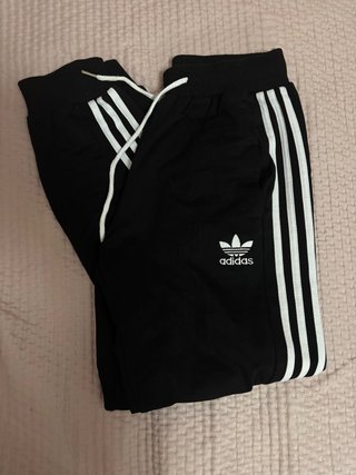 Pantalones Adidas negros con rayas blancas