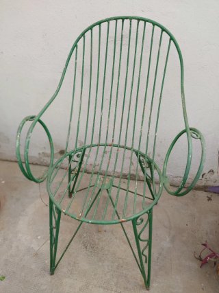 Silla de jardín antigua de hierro verde