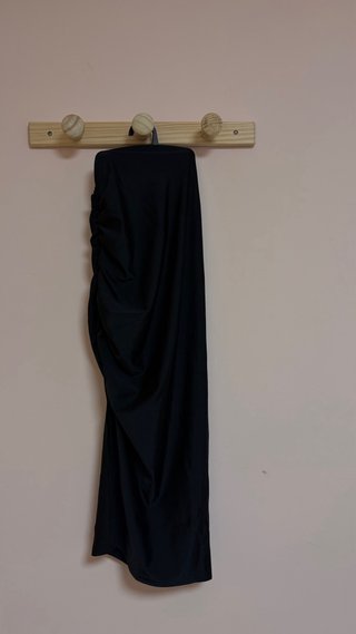 Falda midi de satén negra