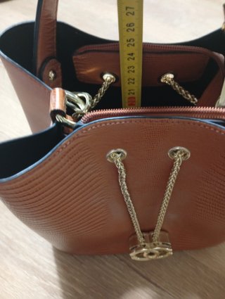 Bolso marrón con cadena dorada
